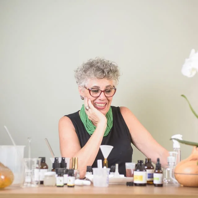 Chris trabalhando com os materiais e óleos de aromaterapia